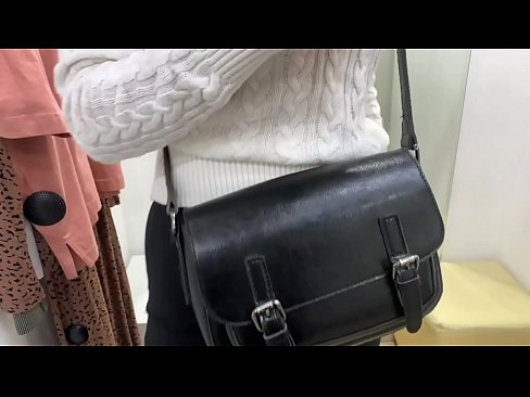 ❤️ Offentlig onani af ung kælling FeralBerry med en dildo i prøverummet Skøn porno at da.tubesexer-com.ru