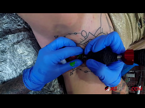 ❤️ Ekstremt tatoveret hottie Sully Savage fik en tatovering på sin klitoris Skøn porno at da.tubesexer-com.ru
