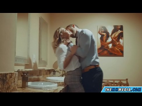 ❤️ Når en barmfagre blondine forfører dig på et offentligt toilet Skøn porno at da.tubesexer-com.ru